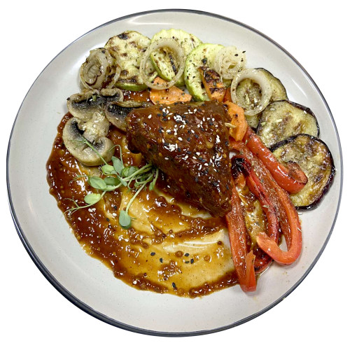 Гоноровий шмат м`яса з запеченими овочами